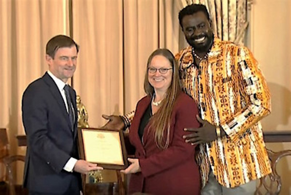 22808 in 1 TogoFirst 22808 Ivanka Trump pose avec Tchala un panier Alaffia a la main