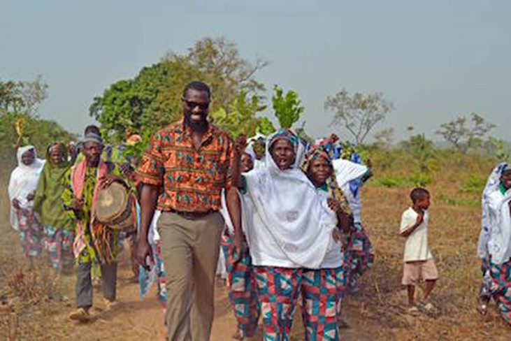 22808 in 2 TogoFirst 22808 Ivanka Trump pose avec Tchala un panier Alaffia a la main