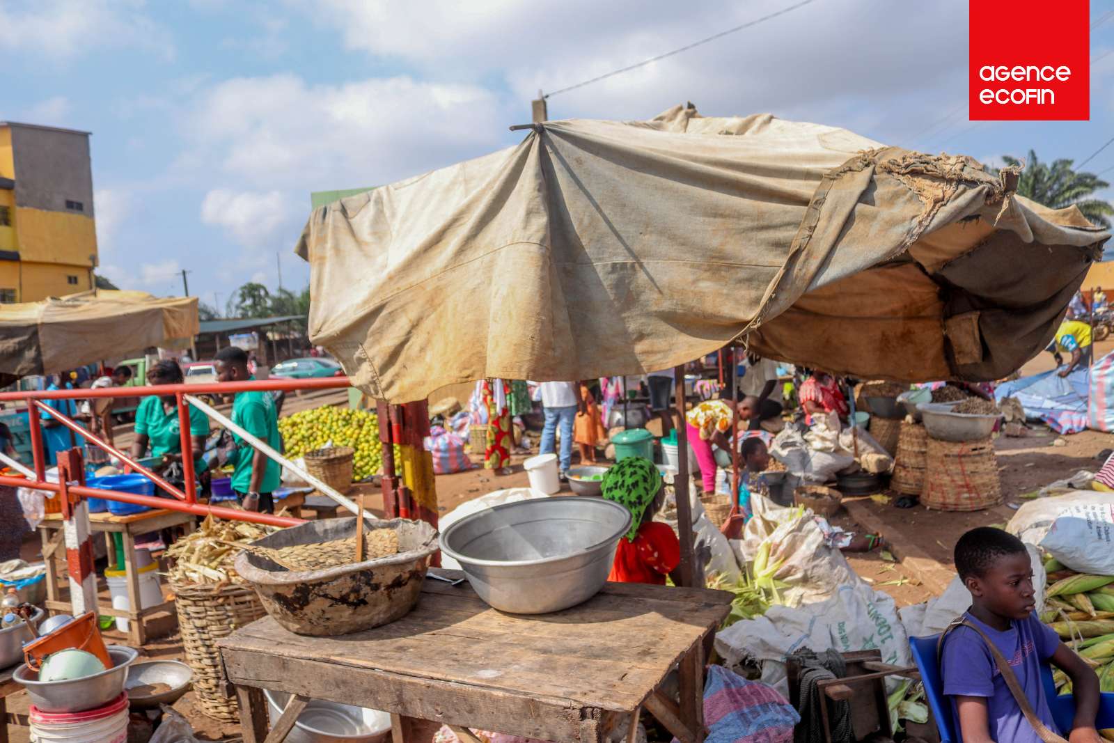 Petit marché autour des rails à Agoe 