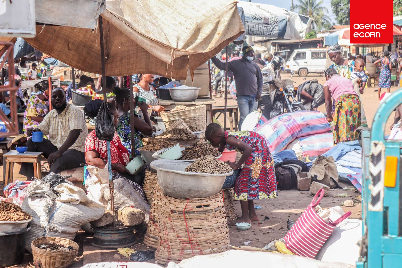 Petit marché autour des rails à Agoe 