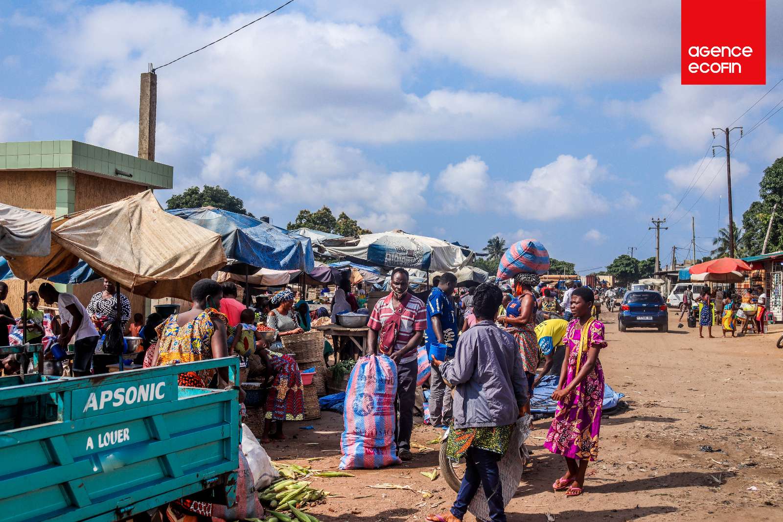 Petit marché autour des rails à Agoe 