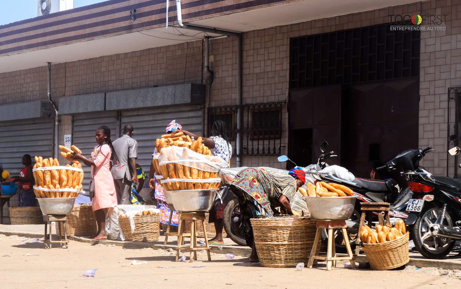 Des étalages de baguettes de pain devant une boulangerie à Lomé