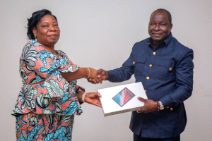 Transition digitale : remise de tablettes &agrave; des &eacute;tablissements scolaires