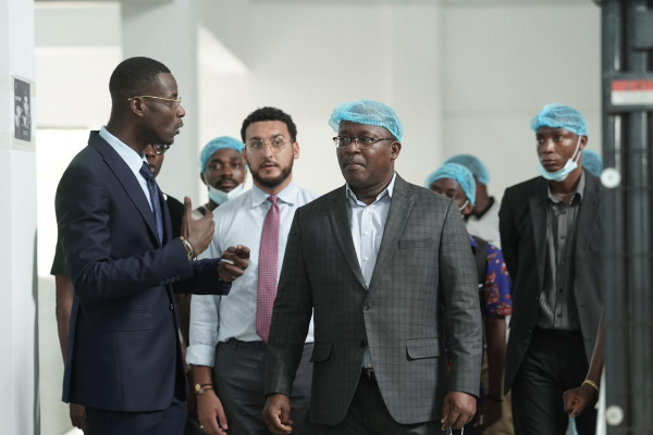 Made in Togo : le gouvernement soutient un producteur de rubans adhésifs et produits hygiéniques 