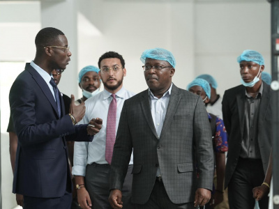 made-in-togo-le-gouvernement-soutient-un-producteur-de-rubans-adhesifs-et-produits-hygieniques
