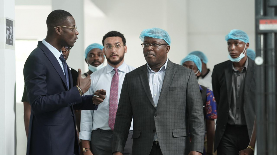 Made in Togo : le gouvernement soutient un producteur de rubans adhésifs et produits hygiéniques 