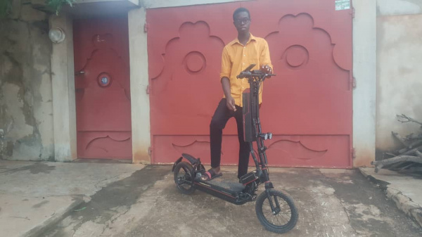 Blessing Sessi, le jeune togolais qui fabrique des trottinettes électriques