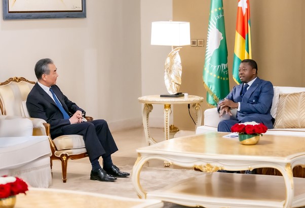 A Lomé, Faure Gnassingbé et Wang Yi passent en revue la coopération sino-togolaise