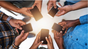 Togo : les t&eacute;l&eacute;phones mobiles boostent l'acc&egrave;s &agrave; internet et aux r&eacute;seaux sociaux