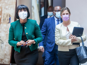 Sandra Johnson re&ccedil;oit Fily Sissoko et Coralie Gevers de la Banque mondiale