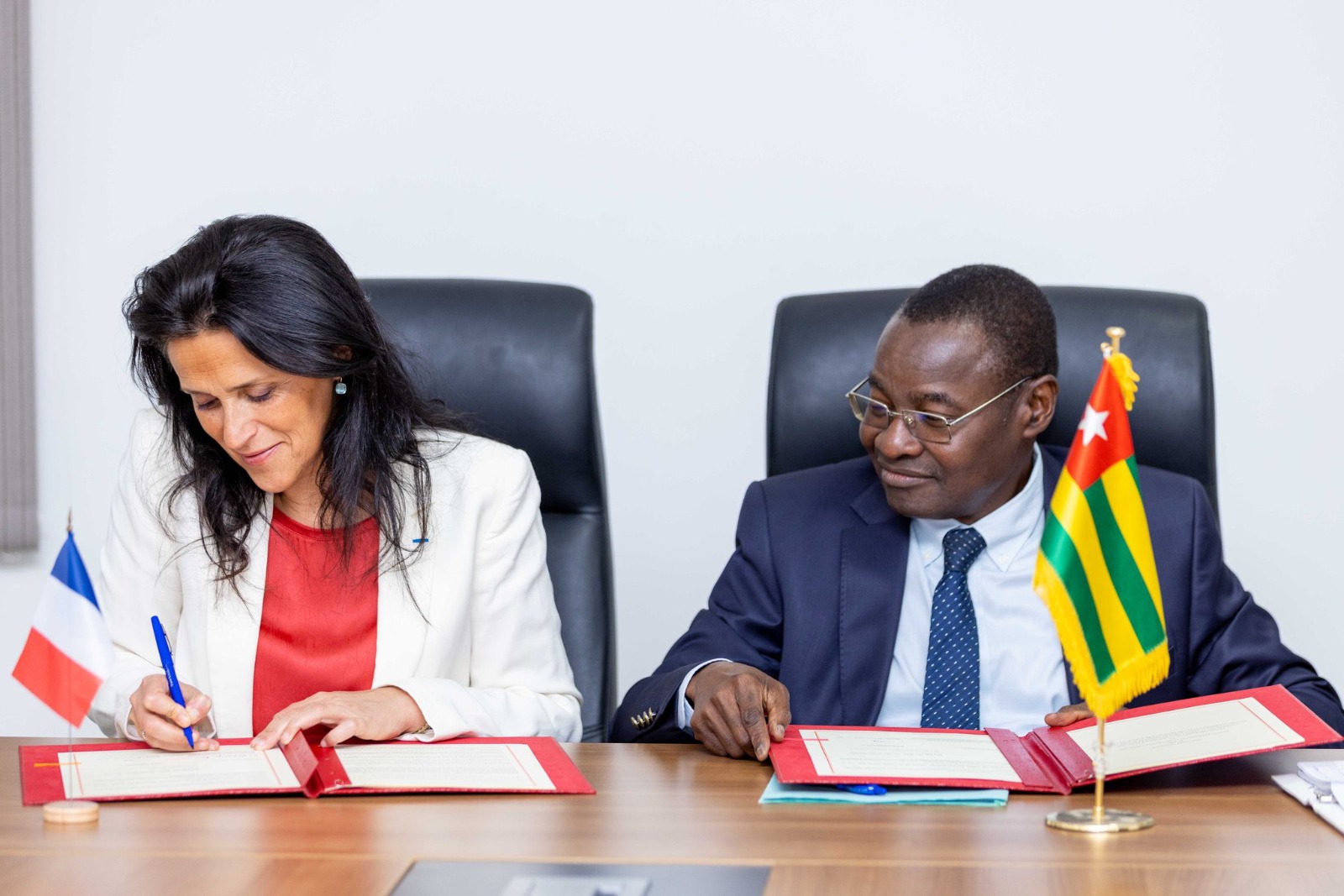 A Lomé, la Secrétaire d’Etat française au développement signe un accord de financement de 2 hôpitaux