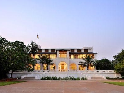 au-palais-de-lome-l-art-africain-contemporain-ouvre-un-dialogue-entre-le-togo-le-japon-et-la-france