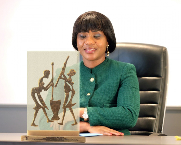Bonne gouvernance : Sandra Ablamba Johnson reçoit deux prix à Abidjan