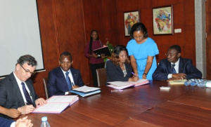 Accord de partenariat entre la CNSS et l'H&ocirc;pital am&eacute;ricain de Paris, sur la gestion du futur complexe m&eacute;dical de r&eacute;f&eacute;rence St P&eacute;r&eacute;grin &nbsp;