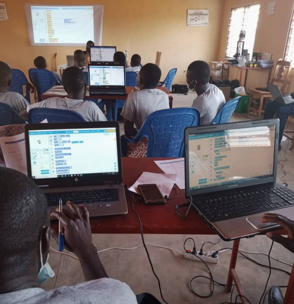 Togo : un bootcamp pour initier des lycéens de Niamtougou à la robotique et au codage