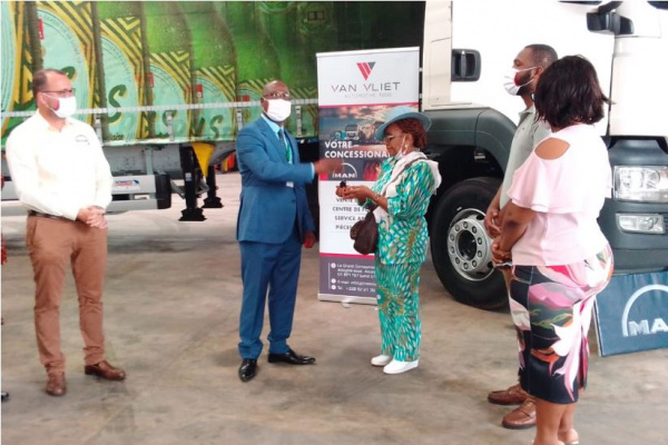 Togo : Van Vliet livre des matériels neufs à des transporteurs de la Brasserie du Bénin