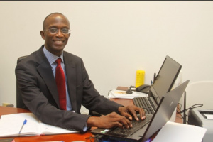 Dat&eacute; Patrick T&ecirc;vi-Benissan, SG de la Pr&eacute;sidence togolaise, passe l&rsquo;arme &agrave; gauche