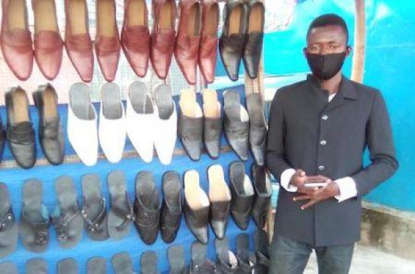 Togo : à 15 ans, Jean-le-Génie fabriquait déjà des chaussures, avant de lancer sa marque Shoes House Production