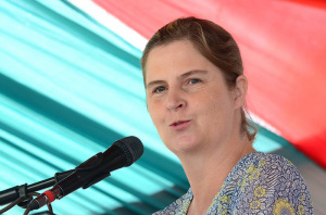 Coralie Gevers de la Banque Mondiale et Faure Gnassingb&eacute;, passent en revue les efforts du Togo en mati&egrave;re de r&eacute;formes