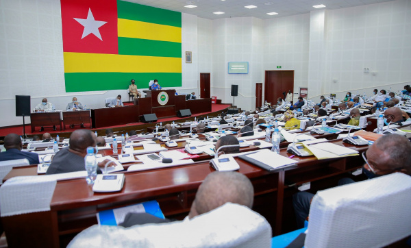 Togo : Le parlement adopte un budget rectificatif à 1702 milliards FCFA, en hausse de 11,9%