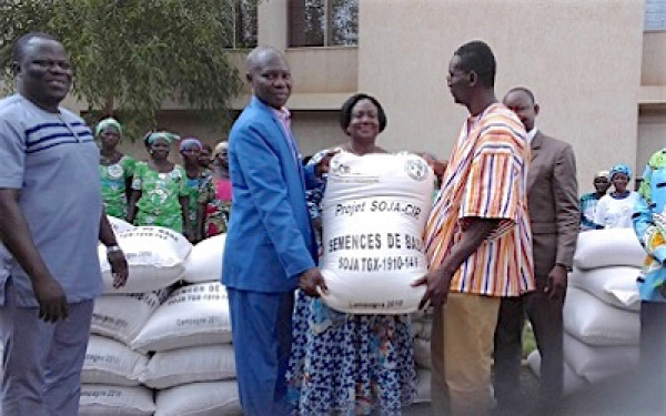 Soybean producers and seed-bearers were given 48,000 kg of basic and certified seeds for 2018/19 season