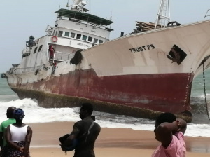 Togo: Un navire s&rsquo;&eacute;choue sur la c&ocirc;te, des mesures annonc&eacute;es contre le risque de pollution