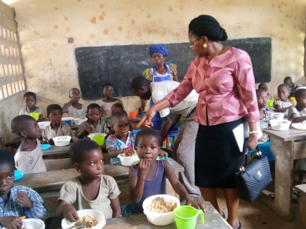 475 écoles ont bénéficié du programme d&#039;alimentation scolaire, pour 2,1 milliards FCFA