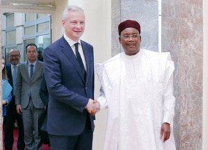 La France se dit "totalement ouverte" &agrave; une r&eacute;forme de la zone franc, mais...