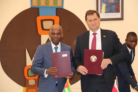 Coop&eacute;ration bilat&eacute;rale : Lom&eacute; et Minsk suppriment les visas pour les officiels