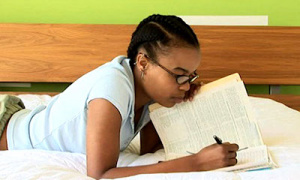 Des mod&egrave;les f&eacute;minins tous azimuts planchent sur le r&ocirc;le de la jeune fille dans l&rsquo;&eacute;mergence du Togo