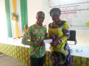 Journ&eacute;e Internationale de la Jeunesse : de l&rsquo;argent frais et du mat&eacute;riel de travail remis aux jeunes.