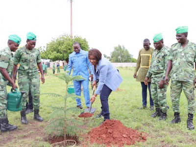 journee-de-l-arbre-la-ministre-sg-de-la-presidence-sandra-johnson-a-mis-en-terre-de-jeunes-plants