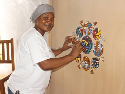 decoration-accessoires-mode-au-togo-catifat-relooke-les-dechets-aux-motifs-africains