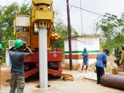 acces-a-l-eau-le-conseil-regional-des-plateaux-lance-des-forages-solaires-dans-les-ecoles