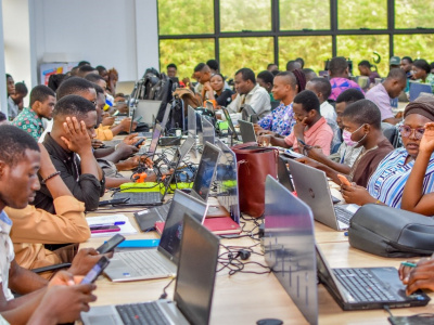 les-formations-au-numerique-d-clic-de-l-oif-s-invitent-a-kpalime