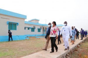 Togo : Victoire Tom&eacute;gah-Dogb&eacute; en visite sur le chantier de l'h&ocirc;pital de Gando