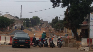 MNS GROUP a d&eacute;marr&eacute; les travaux de bitumage de la rue Pharmacie la Nation - Pharmacie Vigueur