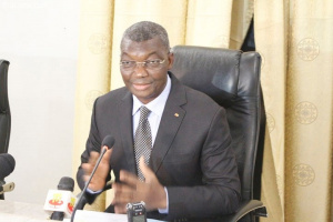 Minister of security offers free police escort to business people who want to withdraw large sums at the bank