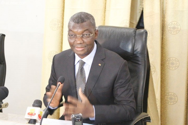 Minister of security offers free police escort to business people who want to withdraw large sums at the bank