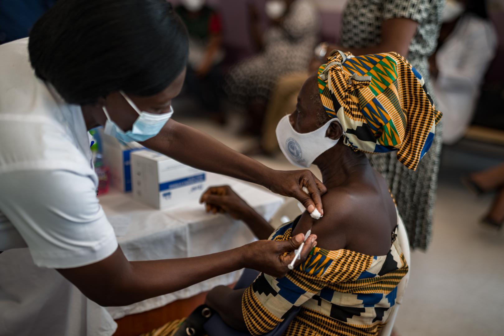 Vaccin : Une troisième dose envisagée pour les plus de 40 ans