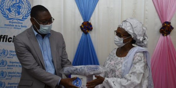 L&rsquo;OMS offre un lot de mat&eacute;riel m&eacute;dical au Togo