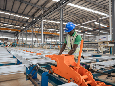 togo-la-production-industrielle-en-hausse-de-8-1-au-troisieme-trimestre-2025