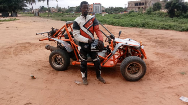 Wali Kotosso, le Togolais qui fabrique des voitures avec des matériaux recyclés