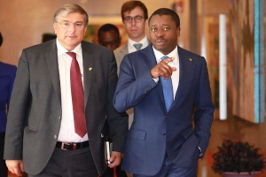 Faure Gnassingb&eacute; avec le directeur g&eacute;n&eacute;ral de Siemens Andr&eacute; Bouffioux, le 12 juillet 2017 &agrave; Lom&eacute;.