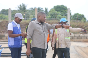 Inondations &agrave; Lom&eacute; : les autorit&eacute;s inspectent les bassins et dispositifs d&rsquo;assainissement