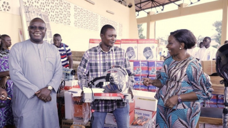 Togo : don d&#039;équipements à plus de 400 jeunes artisans du Volontariat d&#039;Engagement Citoyen