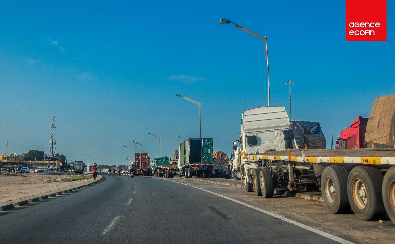 Camions en stationnement autour du port autonome de Lomé