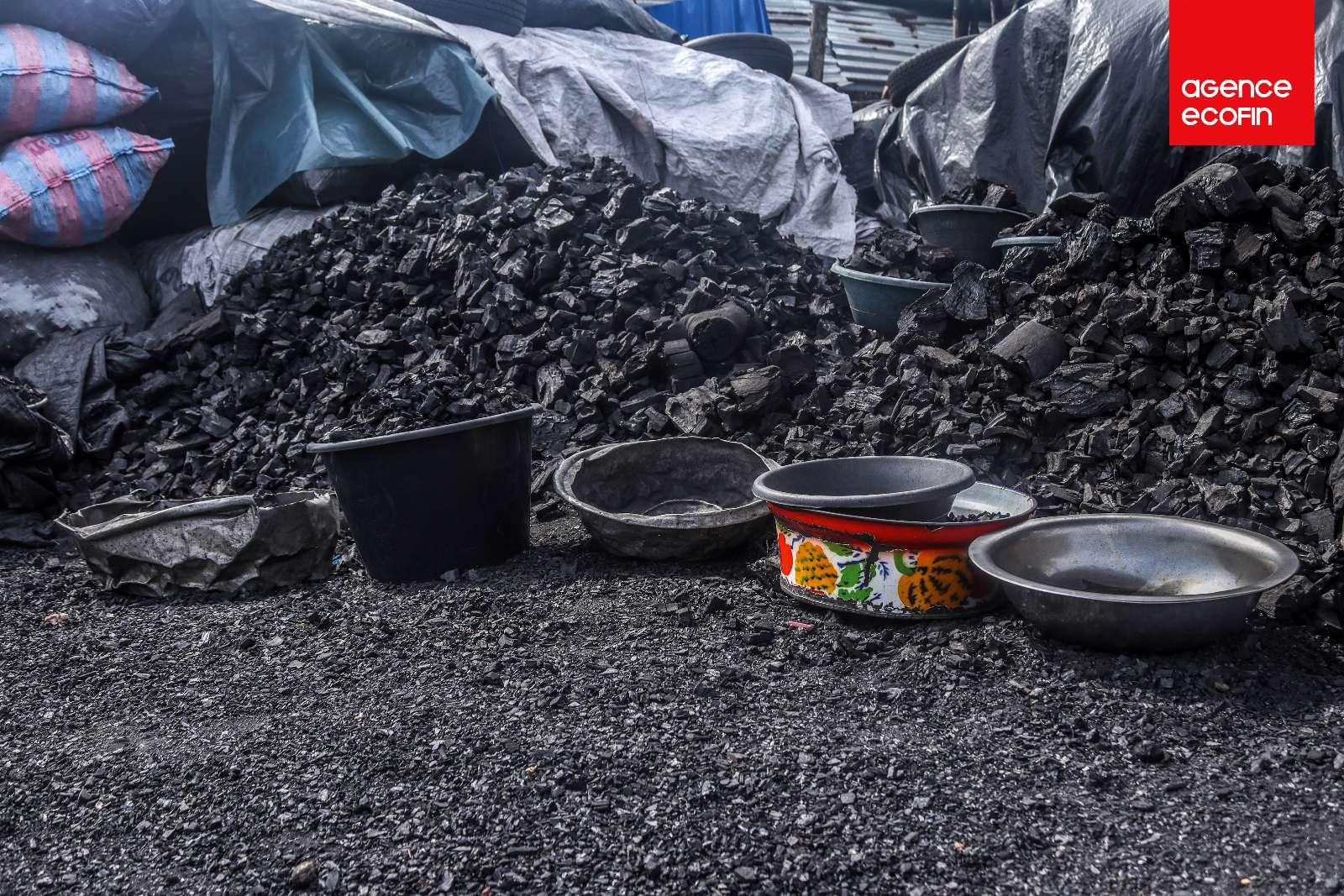 Etalage de charbon de bois au marché de Hedzranawoé
