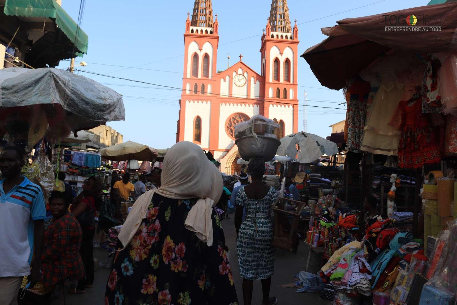 Le grand marché de Lomé avec en fond la cathédrale Sacré-Cœur de Jésus