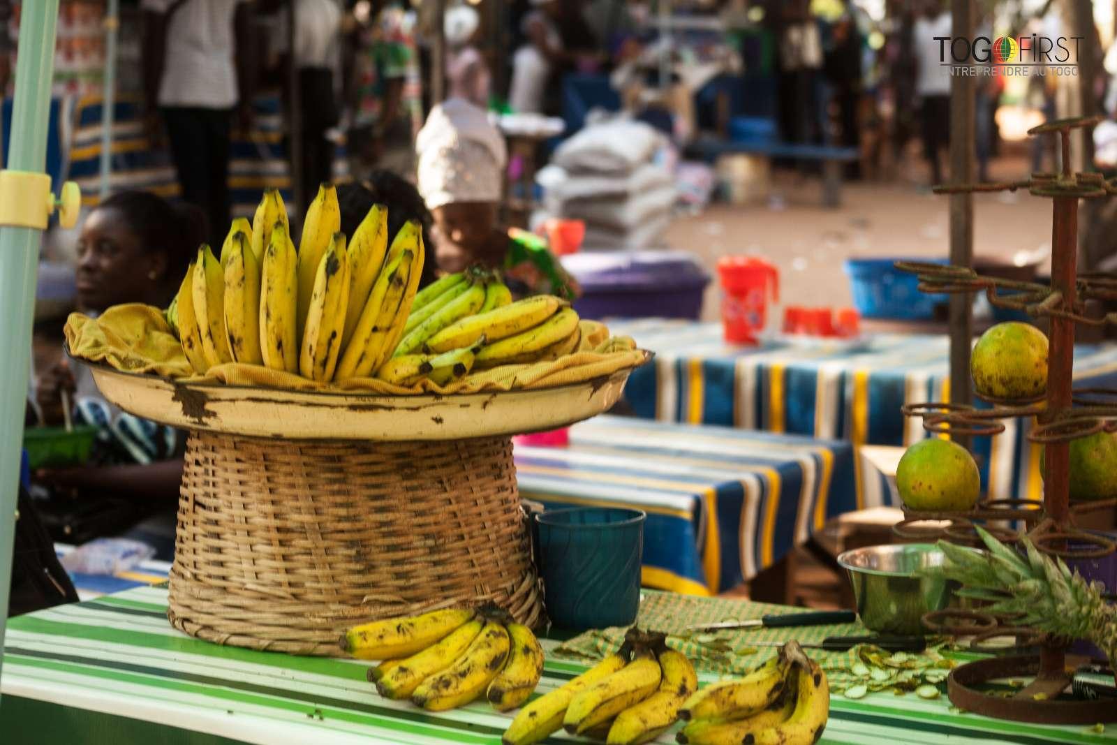 Un étalage de bananes à Lomé